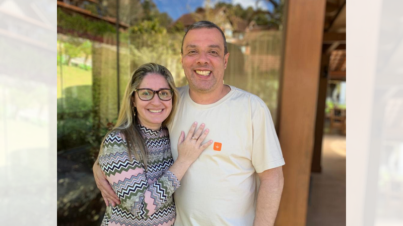 A servidora pública municipal Renata Caus é casada há 25 anos com o coronel Douglas Caus (Foto: Reprodução/Redes sociais)