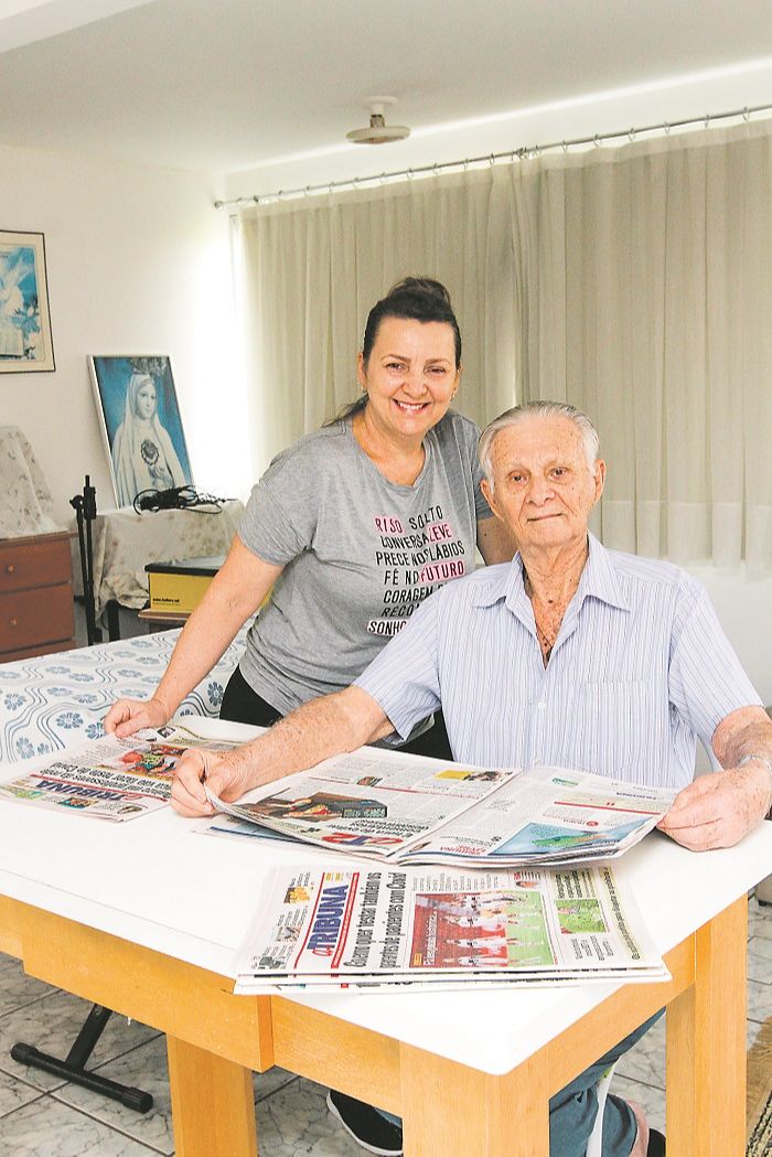 Professora Flávia e o pai Helmer Volkers: família lê diariamente A Tribuna (Foto: Fábio Nunes/AT)