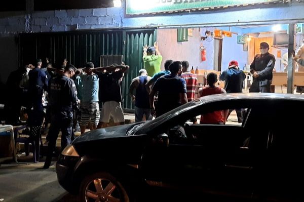 Clientes de bar foram abordados durante operação ES Integrado, em Viana. (Foto: Divulgação/PMV)