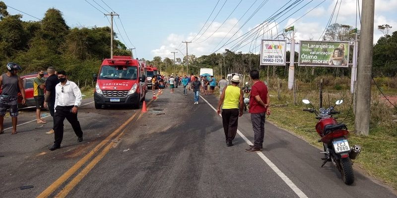 Acidente deixa feridos em Nova Almeida, na Serra. (Foto: Internauta)