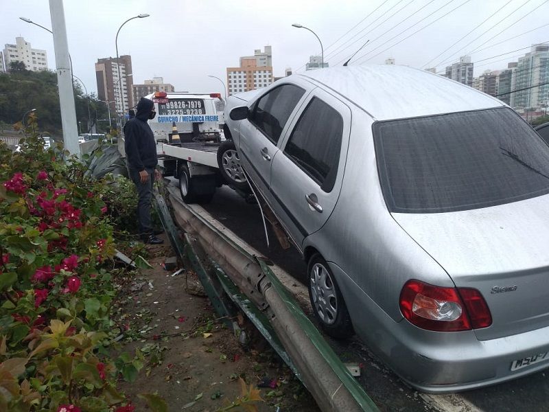 Guincho remove carro que invadiu canteiro central da Ponte de Camburi (Foto: Fábio Nunes/AT)