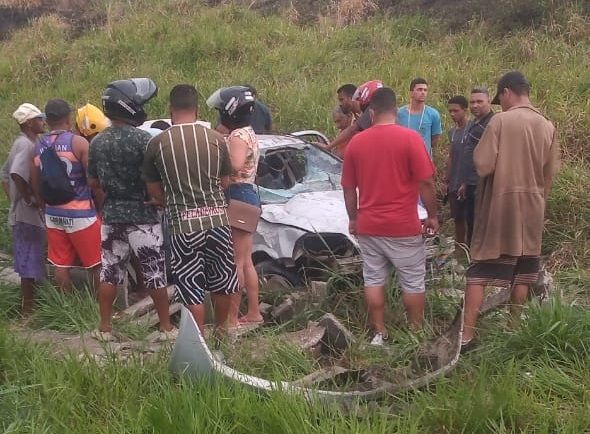 Carro capotou e saiu da pista na Rodovia do Sol, em Guarapari. (Foto: Internauta)