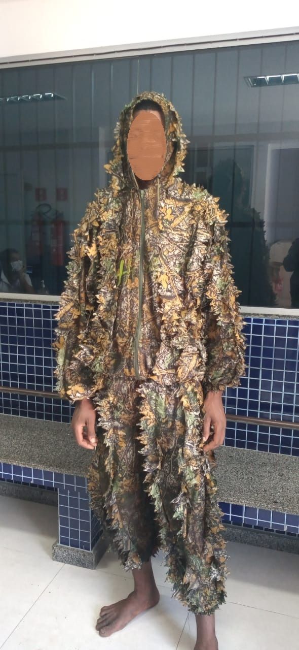 Acusado "camuflado" foi levado para delegacia (Foto: Divulgação)