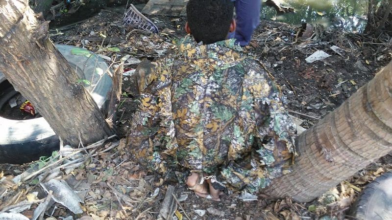 Acusado de tráfico usa roupa camuflada para se esconder da polícia em mangue (Foto: Divulgação)