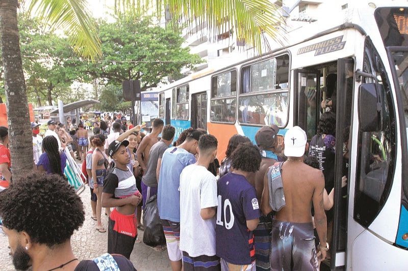 Aglomeração de pessoas nos pontos de ônibus e dentro dos coletivos em linha municipal, em Vila Velha (Foto: Dayana Souza/AT)