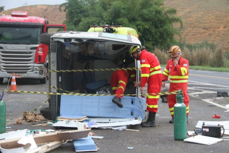 Ambulância onde estava a paciente que morreu (Foto: Beto Barbosa)