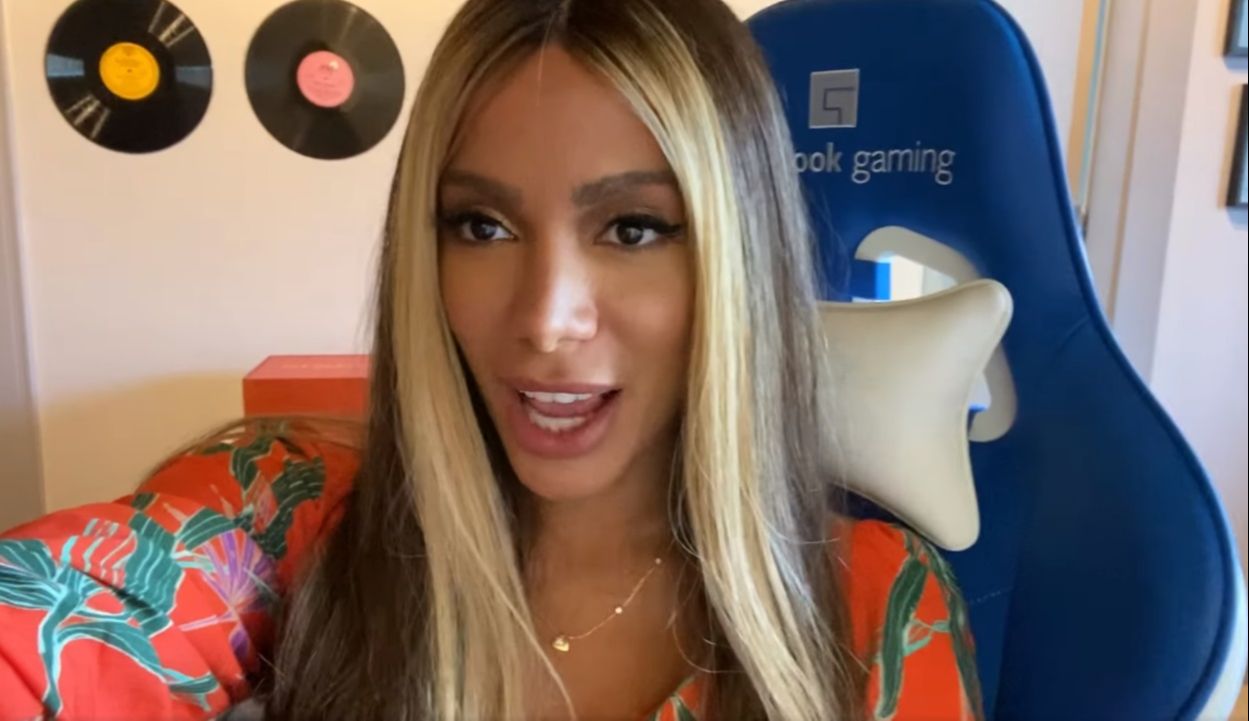 Anitta inicia fase gamer (Foto: Reprodução/Live Facebook)