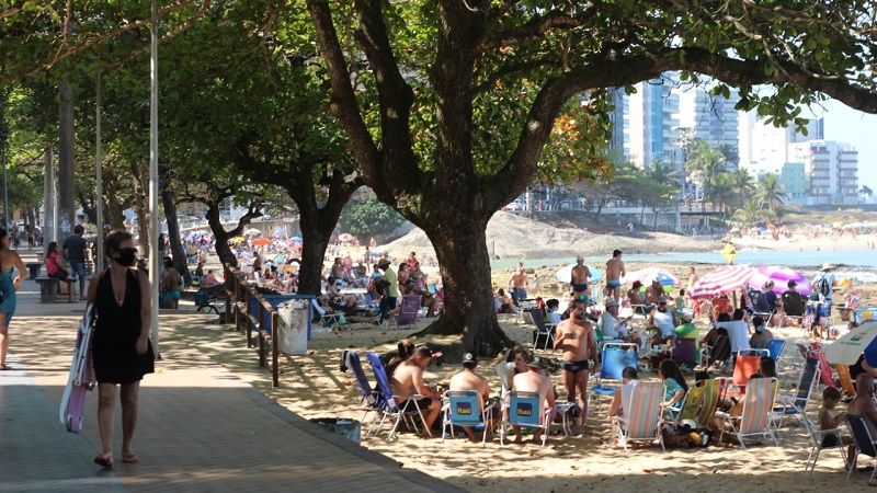 No Centro, as praias também ficaram cheias. Na Praia das Castanheiras, muitos turistas ocupavam cadeiras na areia. A criançada se divertindo no mar, e muitos aposentados voltaram a bater papo no calçadão (Foto: Roberta Bourguignon)