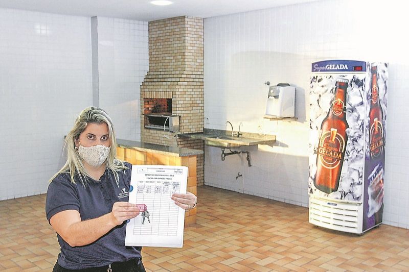 Síndica Aline Moraes disse que vai ser difícil controlar que todas as pessoas usem máscara durante os eventos (Foto: Leone Iglesias/ AT)