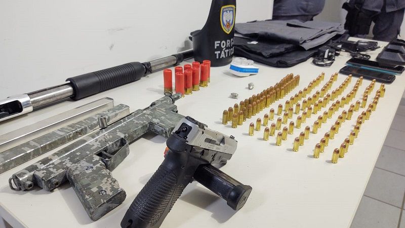 Armas, coletes e munição apreendidos com bando acusado de assassinato na Ilha do Príncipe, Vitória (Foto: Taynara Nascimento)