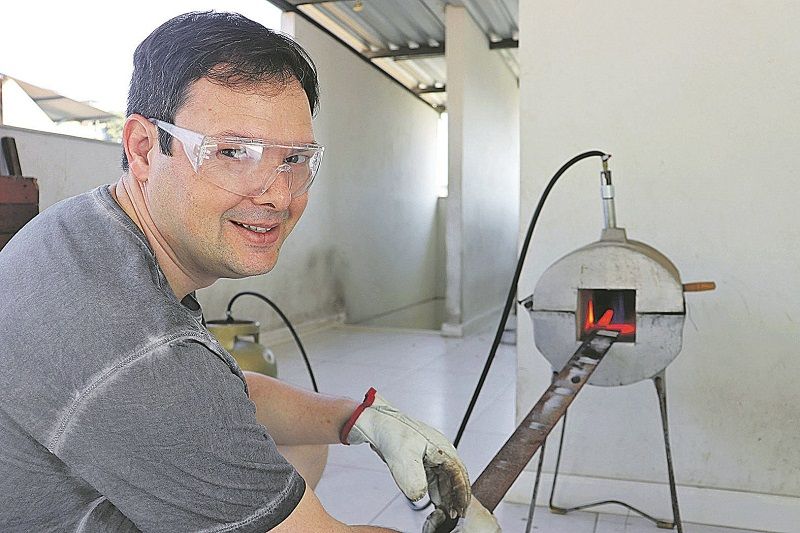Artesãos em Cachoeiro produzem réplicas de lâminas famosas e valiosas, a partir de produtos rústicos e de peças de ferro-velho (Foto: Alessandro de Paula)