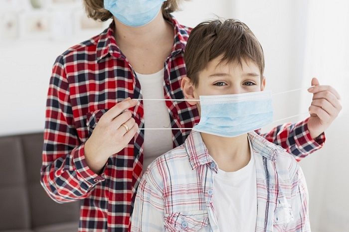 Pais com sintomas de covid orientados a não mandar filhos à escola(Foto: Freepik)