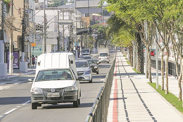 Avenida Vitória ganhou uma ciclovia e uma faixa de concreto para ônibus. Obra ficou pronta em menos de 11 meses (Foto: Leone Iglesias/AT)