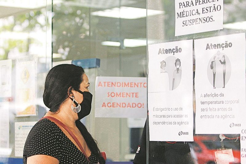 Avisos nas portas das agências do INSS de todo o País alertam para a suspensão do atendimento aos usuários (Foto: Reginaldo Pimenta/Agência Estado)
