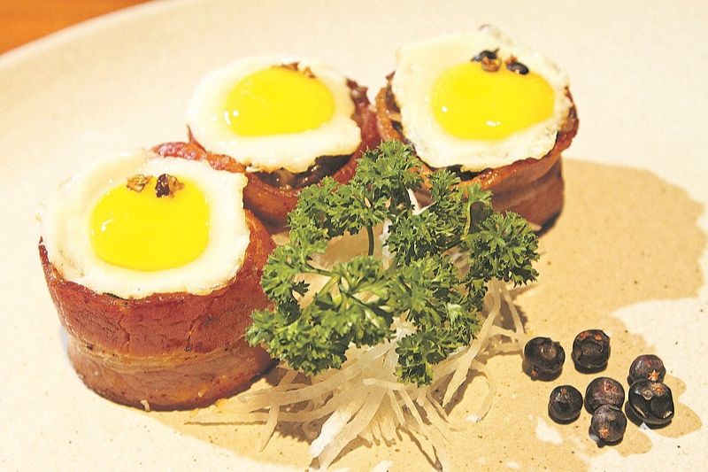 O bacon maçaricado envolve um creme de cogumelos e ganha ovo de codorna frito por cima (Foto: Beto Morais/AT)