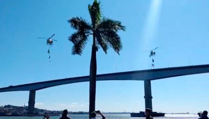Helicópteros carregaram as bandeiras do Espírito Santo e do Brasil (Foto: Taynara Nascimento)