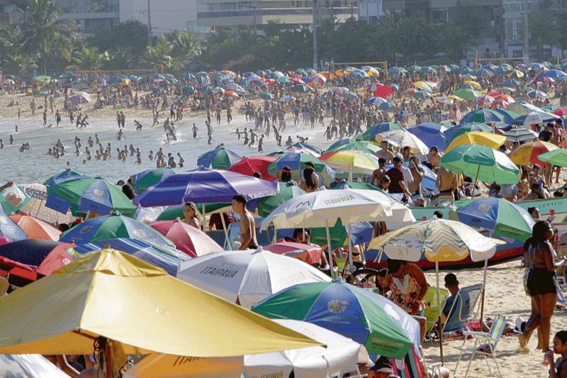 Banhistas na Praia da Costa, no último domingo: recomendação é evitar aglomeração e manter distanciamento (Foto: Leone Iglesias - 06/09/2020)