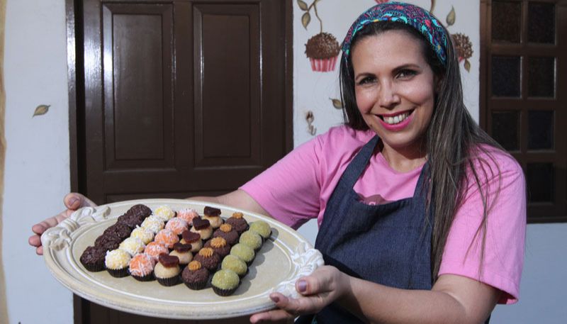 Graziella Ferrari produz cerca de 80 tipos do doce brigadeiro (Foto: Beto Morais / AT)