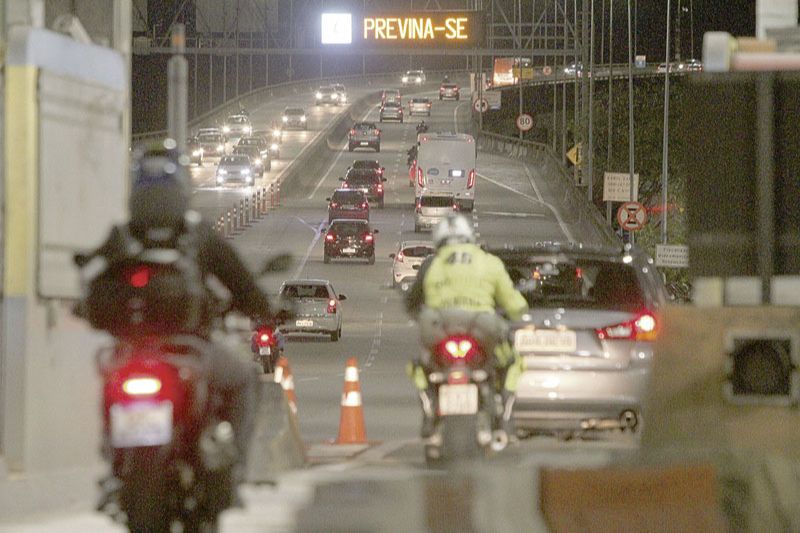 Movimento de veículos na Terceira Ponte: sem atividades escolares, circulação fica 20% abaixo do normal (Foto: Beto Morais / AT)