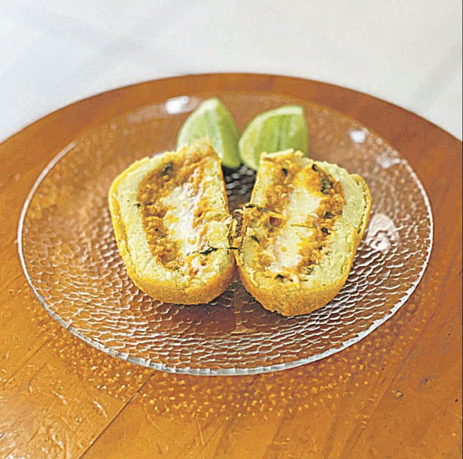 Bolinho de aipim com moqueca do Sheik’s Bar, em Itapuã, Vila Velha. (Foto: Divulgação/Sheik'a)