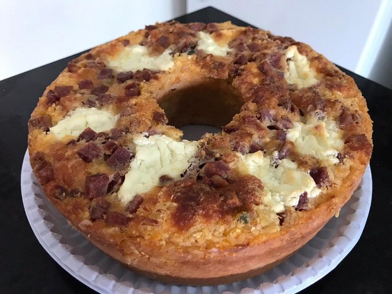 Bolo com flocos de milhos e recheado com bacon A Camponesa. (Foto: Divulgação/Tatiana Camponez)