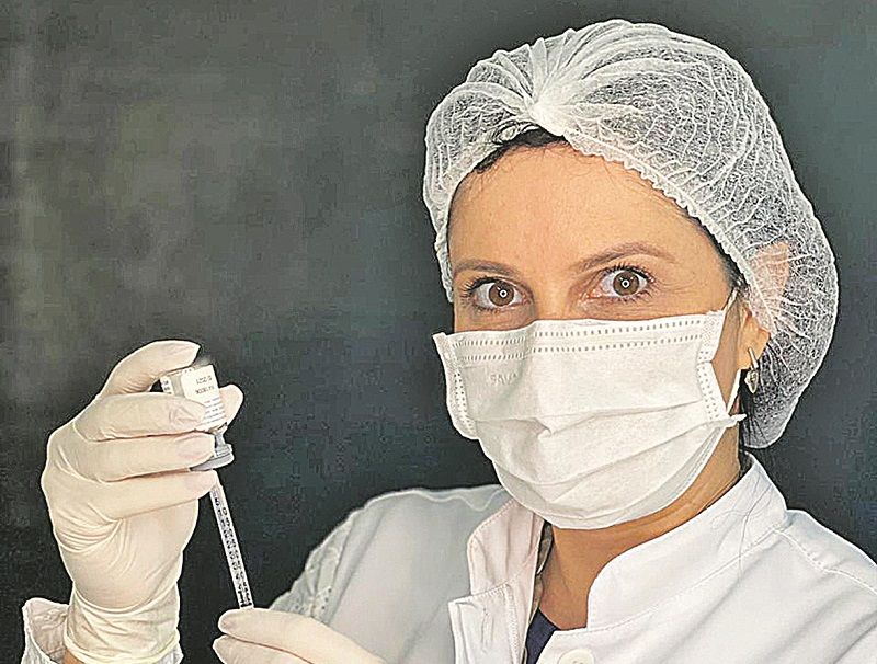 Roberta Tannure explica que a aplicação do produto é injetável (Foto: Divulgação)