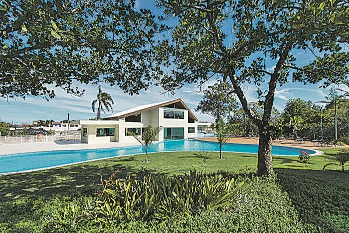 O Boulevard Mar D’ulé Residence & Resort, na Rodovia do Sol, Guarapari, possui terrenos com piscinas e área de lazer com salão de jogos, espaço gourmet, sauna, playground e quadras esportivas para tênis e vôlei de areia, sendo uma opção segura para quem procura lazer em casa (Foto: Divulgação)