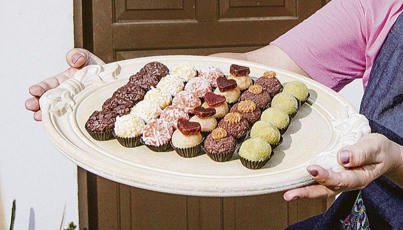 Brigadeiros de abóbora, abacate, quindim, banana e pão de mel. (Foto: Beto Morais / AT)