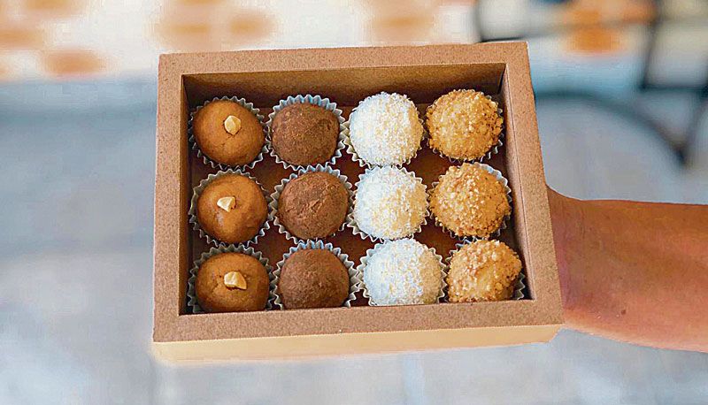 Brigadeiros fit, de cajuzinho, 100% cacau, de beijinho e de paçoca. (Foto: Divulgação)