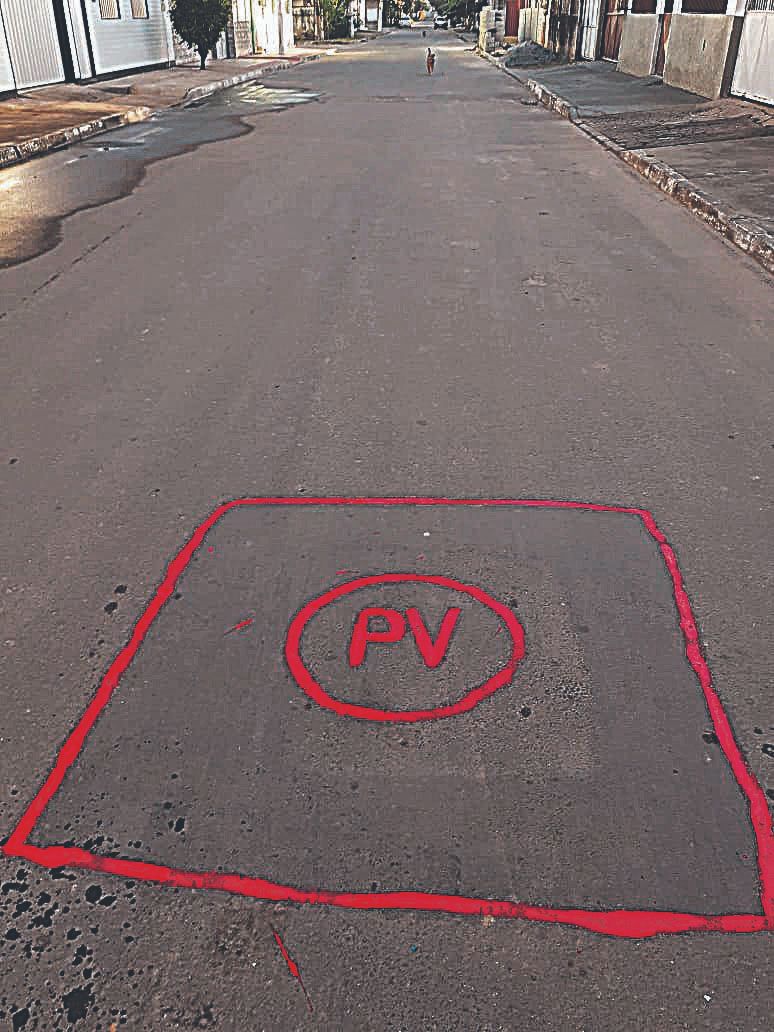 Poço de visita coberto por asfalto na rua Calogi, em Rio Marinho (Foto: Diego Machado)