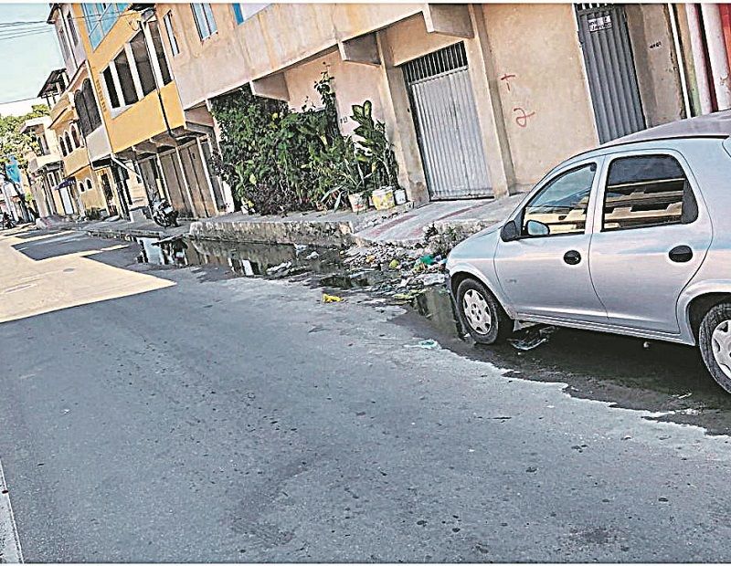 Esgoto vazando na rua na rua Felicidade Siqueira, no Alvorada (Foto: Rafael Fortunato)