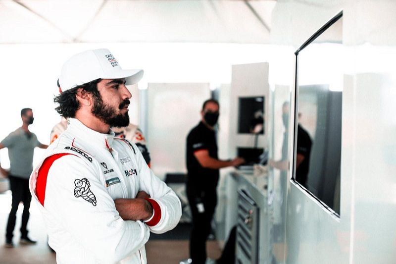 Caio Castro: “O Senna está presente em todas as minhas disputas e momentos na pista” . (Foto: Matheus Coutinho/Divulgação)