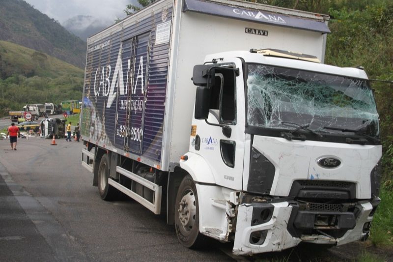 Caminhão-baú ficou com a frente danificada (Foto: Beto Barbosa)