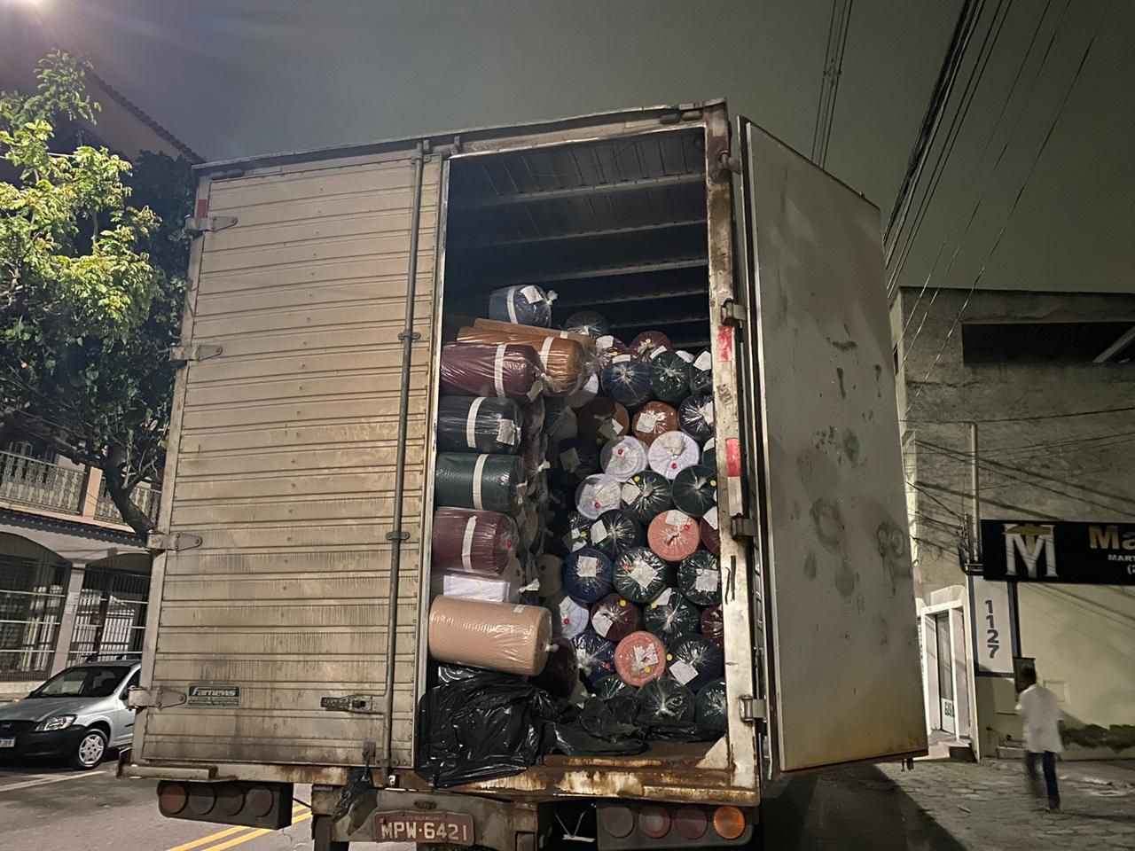 Caminhão com a carga que foi roubada (Foto: Divulgação/Polícia Civil)