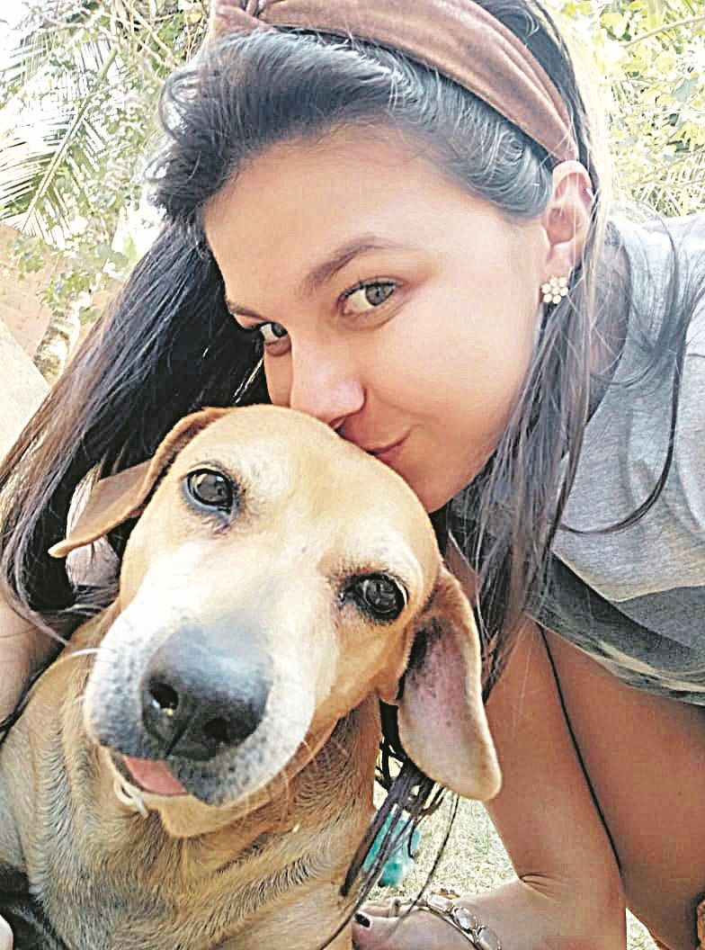 Lysandra mostra Mila, de 11 anos, que foi diagnosticada com a doença (Foto: Acervo pessoal)