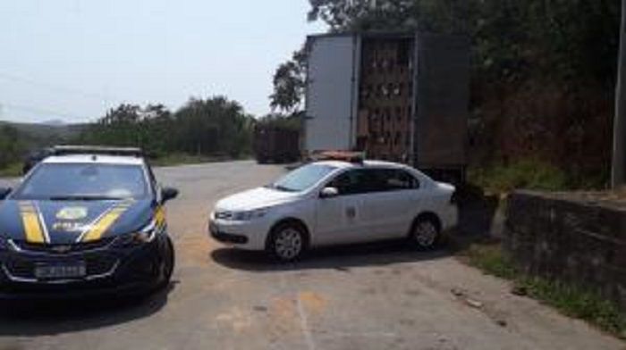 Caminhão foi abordado pela PRF (Foto: Divulgação/ Sefaz)