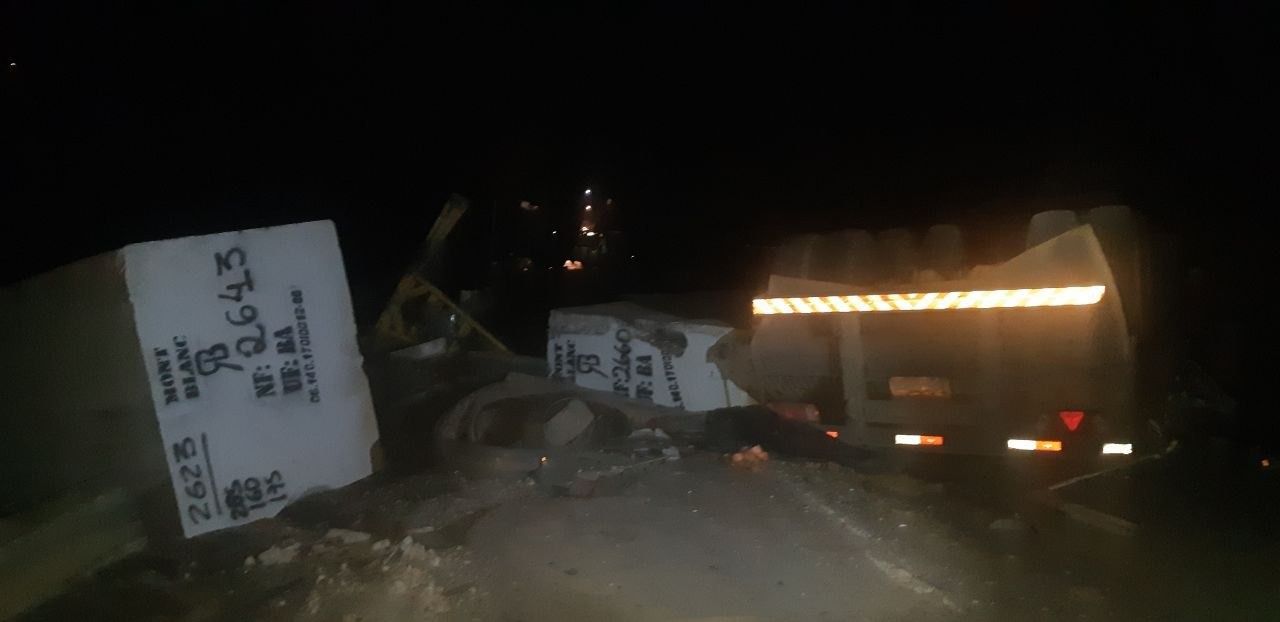 Carreta tombou com blocos de granito (Foto: Divulgação PRF)