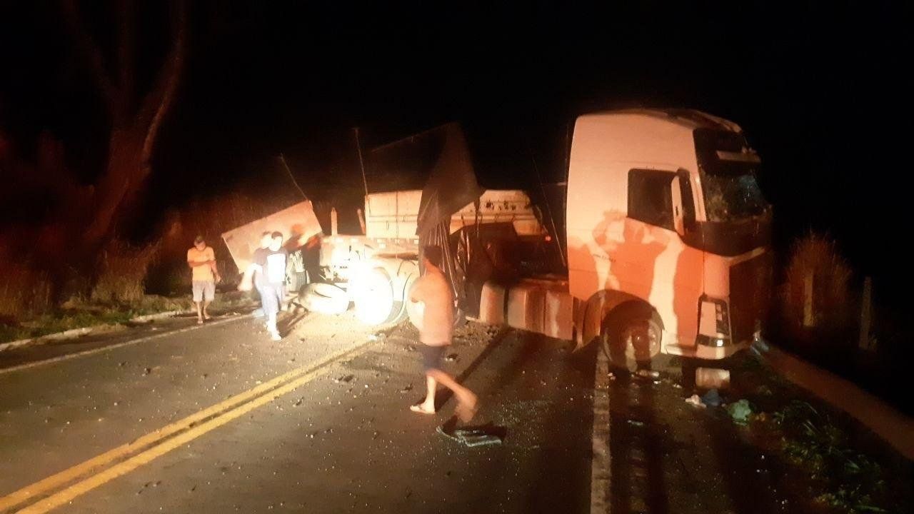Carreta ficou atravessada na pista (Foto: Divulgação PRF)
