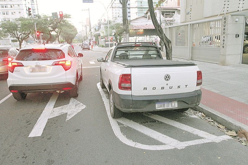Carro estacionado em local proibido: infrações leves e médias passam a ser puníveis apenas com advertência (Foto: Beto Morais/AT - 04/09/2020)
