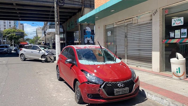 O carro foi retirado do estabelecimento (Foto: Kadidja Fernandes/AT)