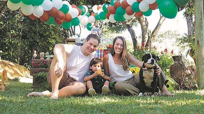 Natália Cardoso Theodoro, 33, e o empresário Henrique Alexandre Theodoro, 34, tiveram que mudar os planos da comemoração do segundo aninho do Arthur (Foto: Pedro Luz)
