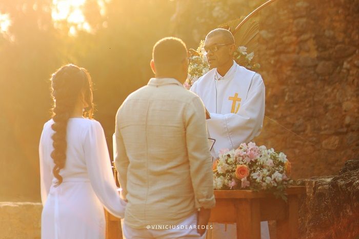 O pastor que celebrou o casamento do casal, Jade e Charle é o pai da noiva (Foto: Vinicius Aredes)