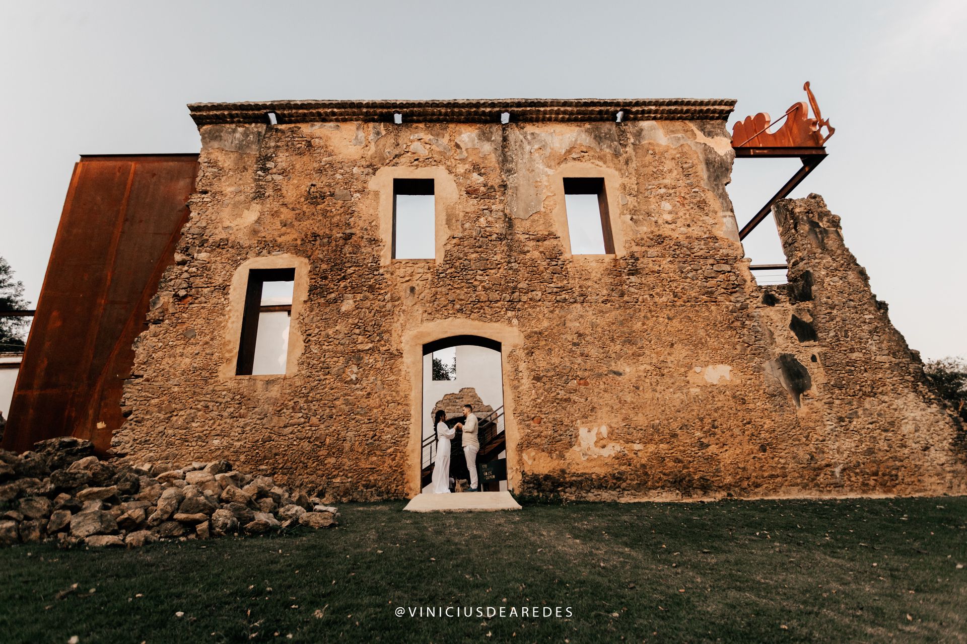 Casamento realizado nas ruínas da igreja de Queimado, na Serra, após sua restauração (Foto: Vinicius Aredes)