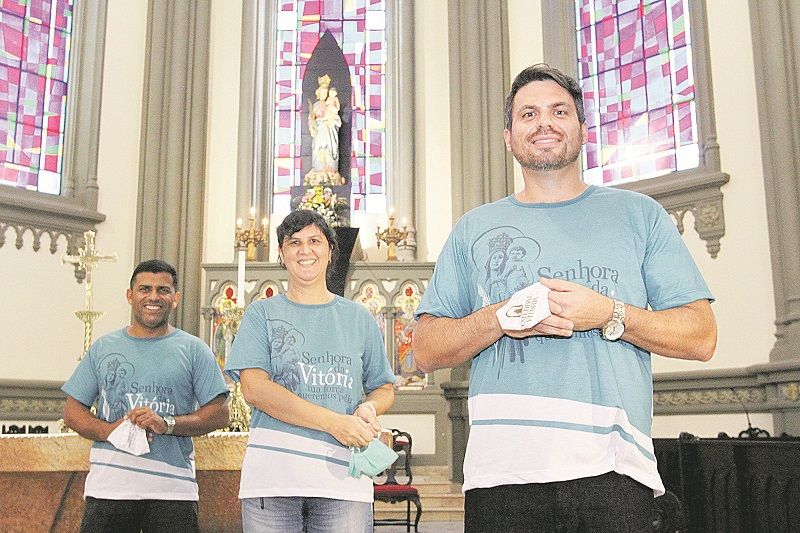 Pároco da Catedral, o padre Renato Criste (à frente) conta com o apoio de voluntários, como Inah e Anderson (Foto: Leone Iglesias/ AT)