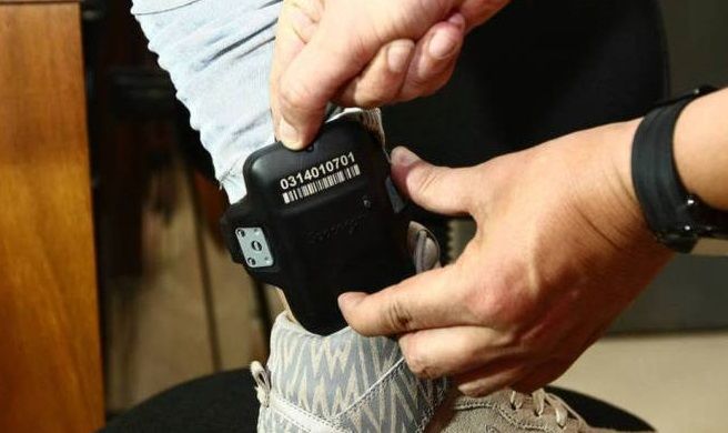 Cerca de mil presos estão fora das cadeias no Estado com tornozeleira eletrônica (Foto: Jonas Oliveira/ AENPr/Divulgação)