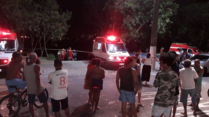 Familiares e populares acompanharam o resgate após chacina que deixou quatro mortos na ilha Dr. Américo de Oliveira, em Santo Antônio, Vitória. (Foto: Leonardo Bicalho/AT)