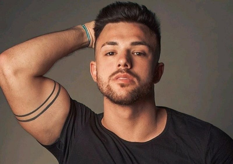 Na conversa, o modelo, que se autointitula o homem mais bonito da cidade, questiona a jovem após a rejeição dizendo: “Eu faço o estilo de todas, até das lésbicas e dos homens héteros” (Foto: Divulgação)