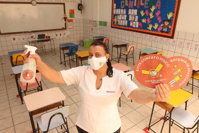 A supervisora Graziani Palmejan mostra cuidados da escola (Foto: Beto Morais/AT)