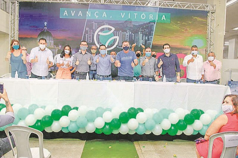 Gandini e Luciano (ao centro da mesa): deputado estadual criticou adversários que praticam “turismo eleitoral” (Foto: Divulgação)