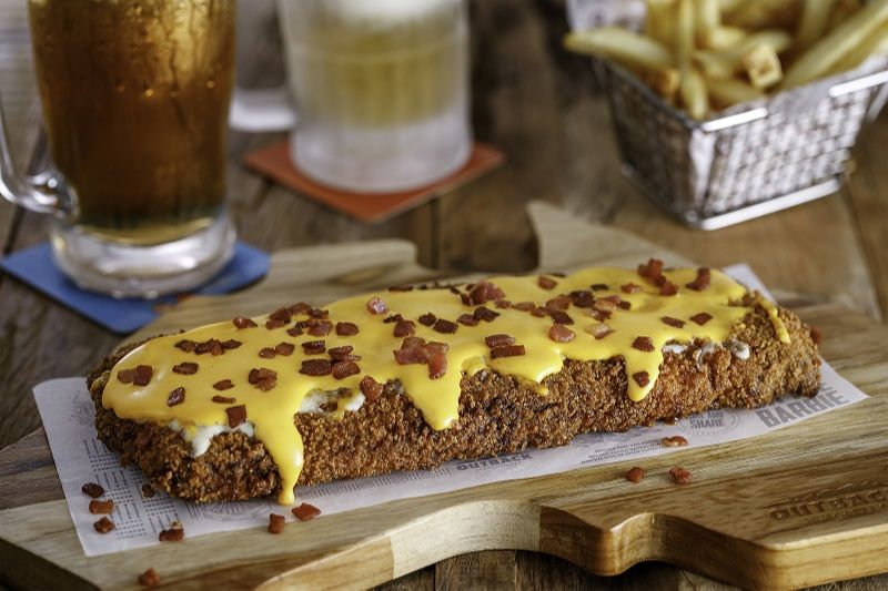 Costela de porco empanada de panko do Outback. (Foto: Danilo Quadros/Divulgação)